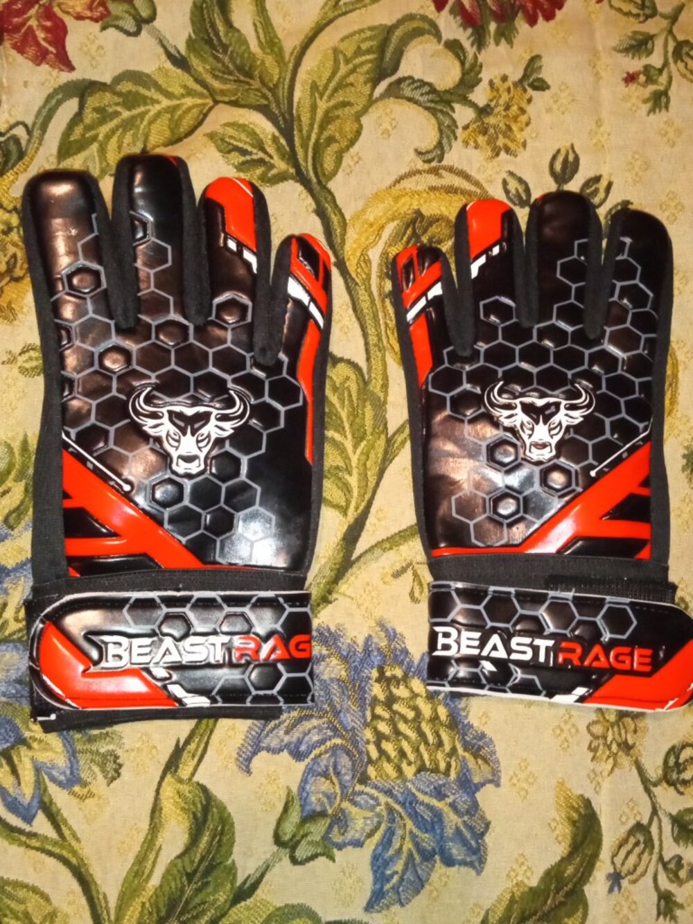 Beast Rage Red and Black Kids Sports Gloves. NEW